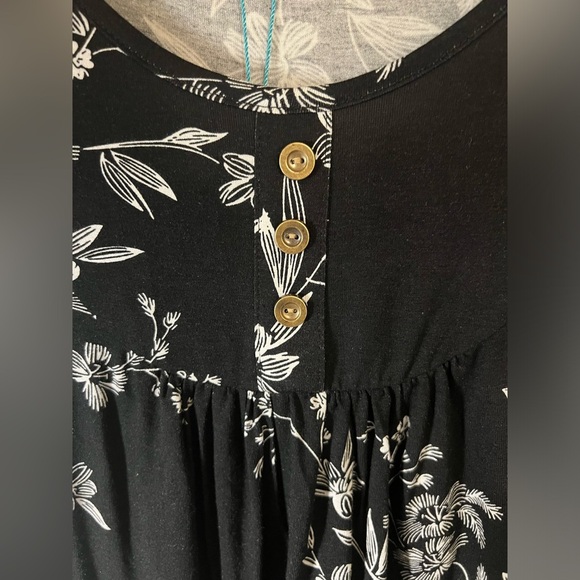 Floral V-Neck Short Sleeve Shirt with buttons - Picture 2 of 6